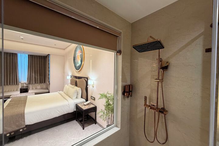 Room 4 of 13
