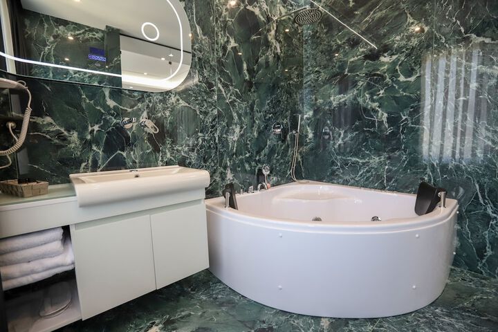 Room 10 of 121