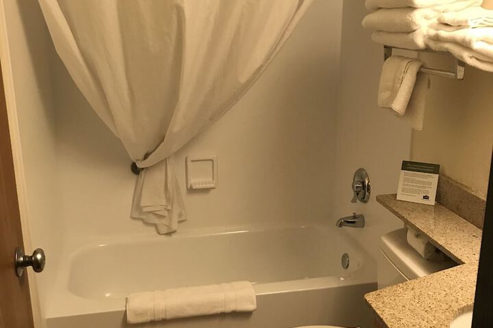 1 Queen Bed (1 of 14)
