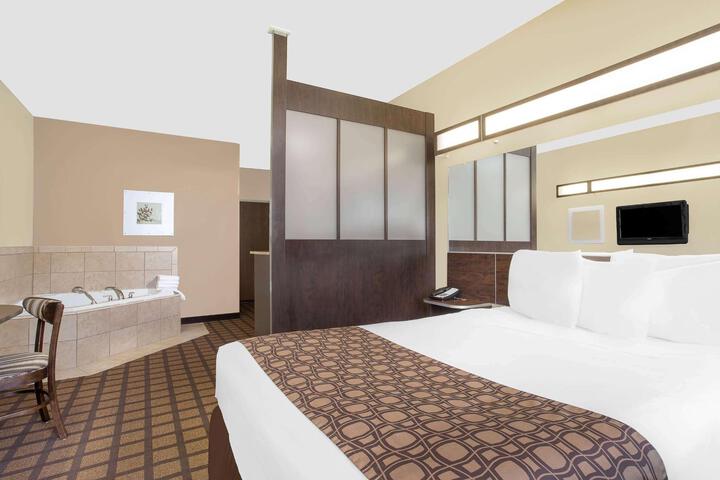 1 Queen Bed Accessible Room (9 of 19)
