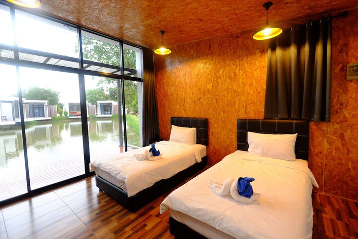 Room 4 of 28