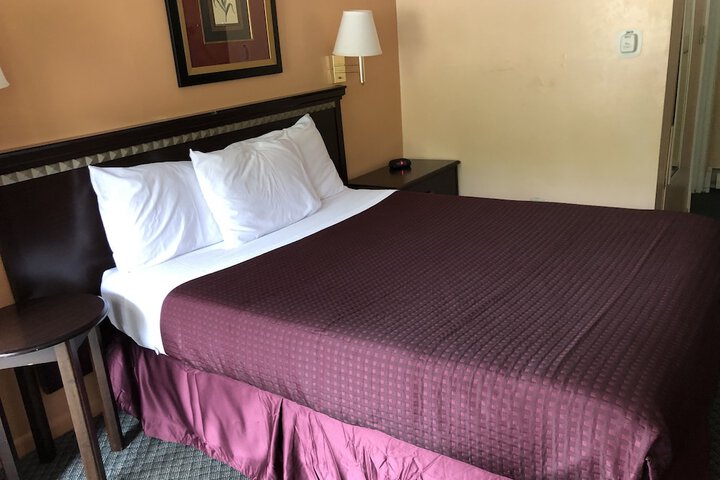 1 King Bed (4 of 6)
