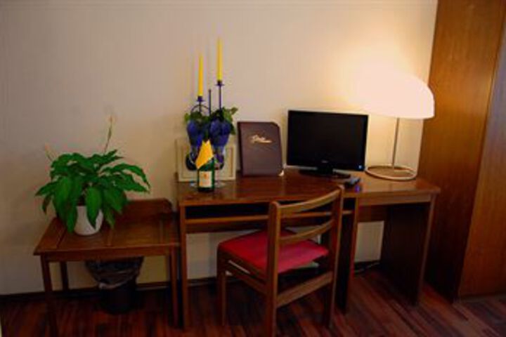 Room 9 of 10