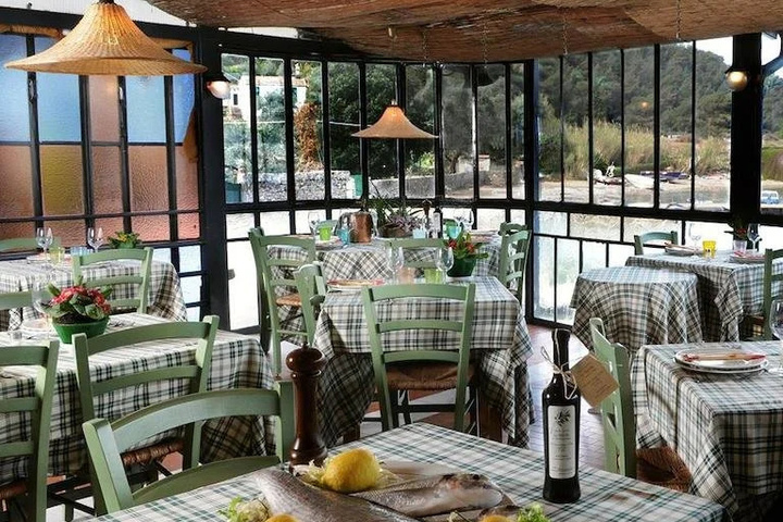 Dining 16 of 17