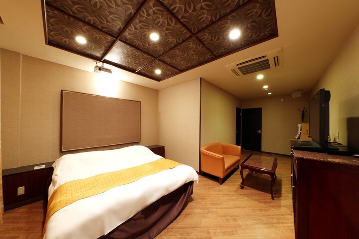 Room 6 of 28