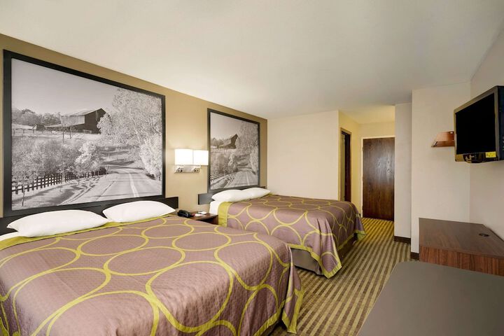 1 Queen Bed (5 of 13)