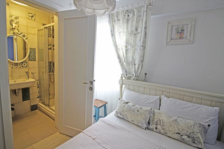 Room 14 of 16