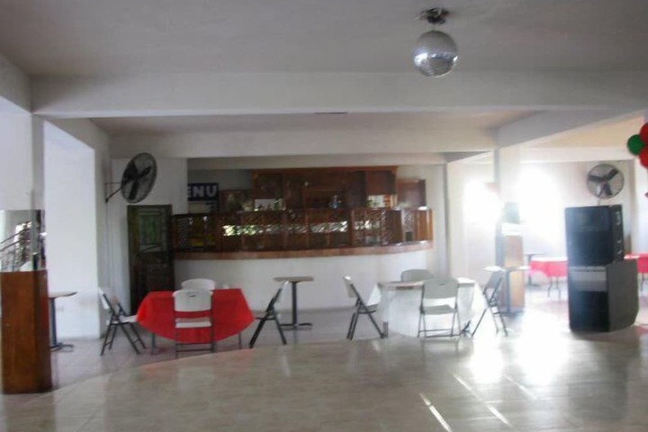 Lounge 12 of 23