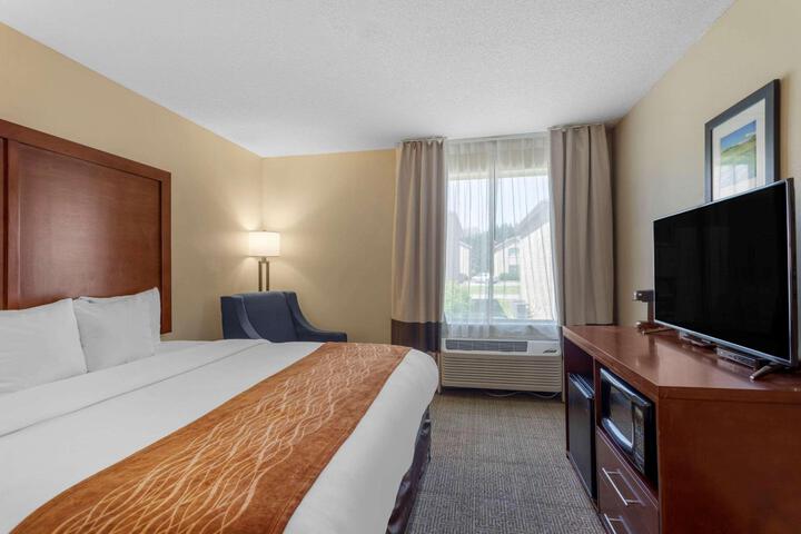 1 King Bed (2 of 14)