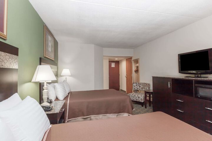 2 Double Beds (10 of 12)