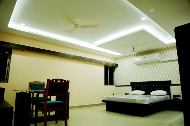 Room 4 of 9
