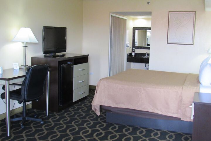 1 King Bed Accessible (10 of 11)