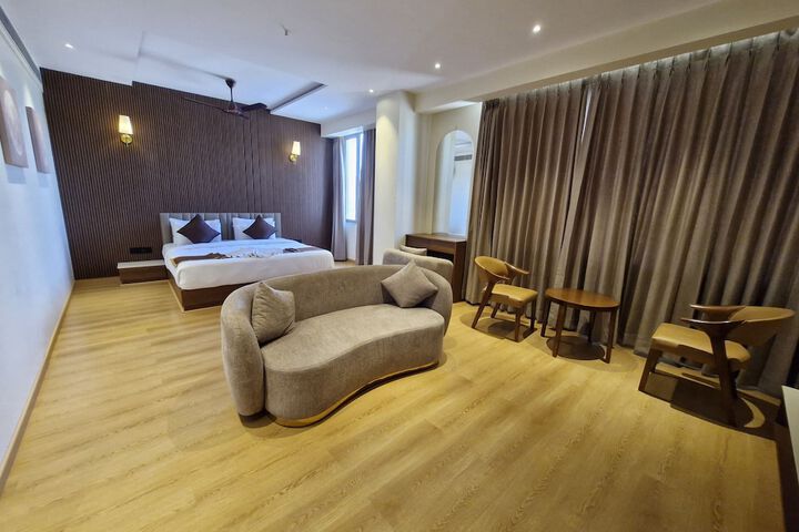 Room 7 of 18