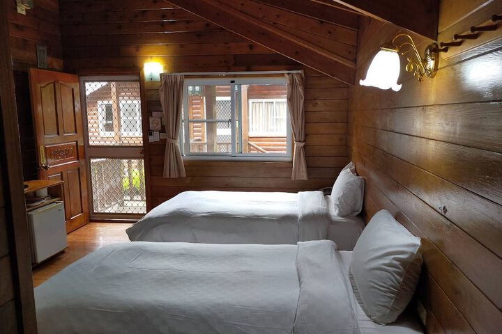Room 4 of 8