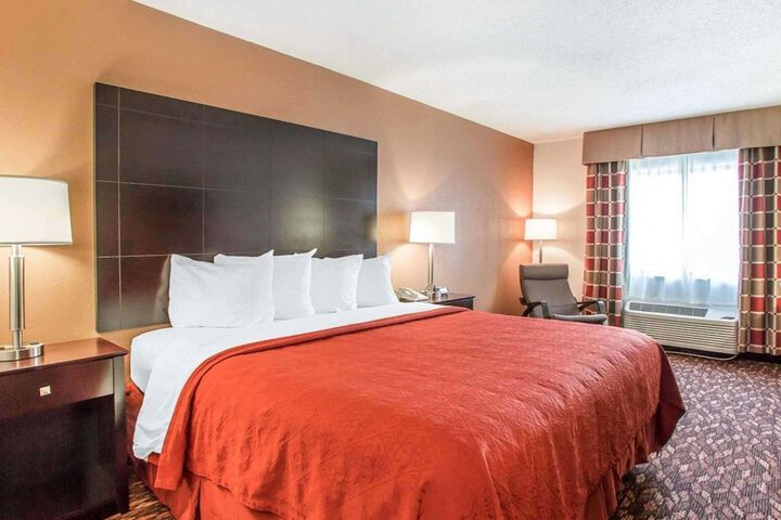 1 King Bed (3 of 5)