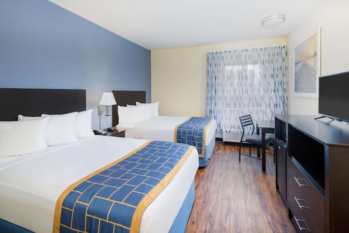 2 Double Beds (10 of 12)
