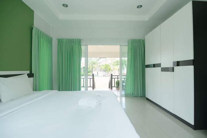 Room 14 of 104