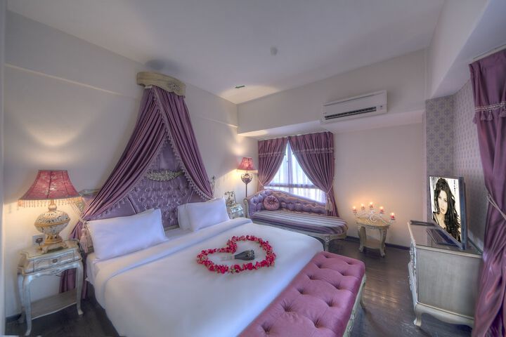 Room 12 of 33