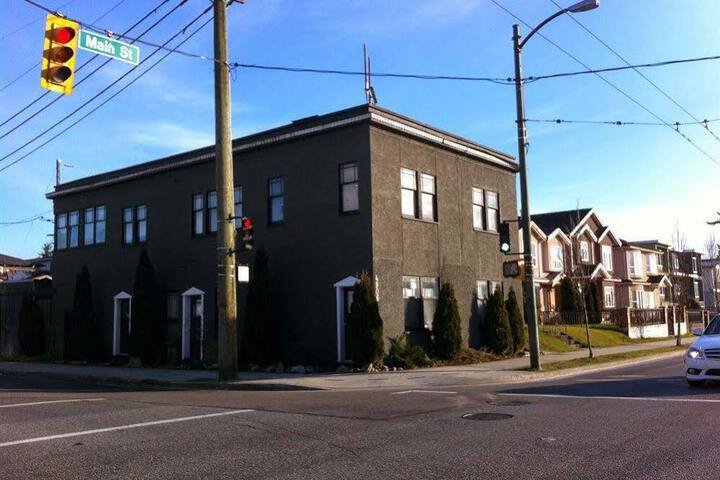 MONDELIVING VANCOUVER HOUSE