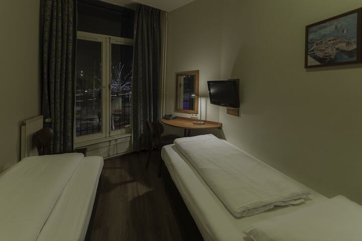 Room 37 of 118