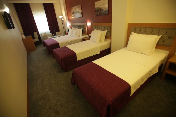 Room 33 of 47