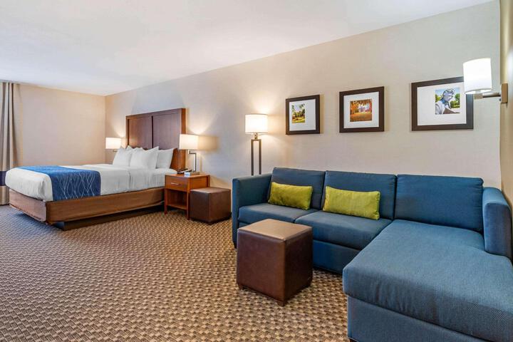 1 King Bed (2 of 19)