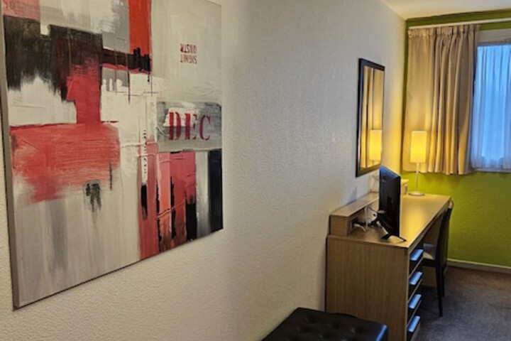 Room 33 of 64