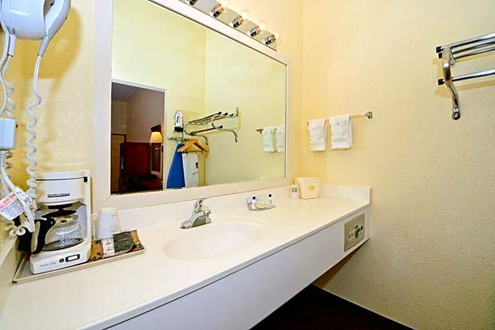 Manchester Heritage Inn & Suites