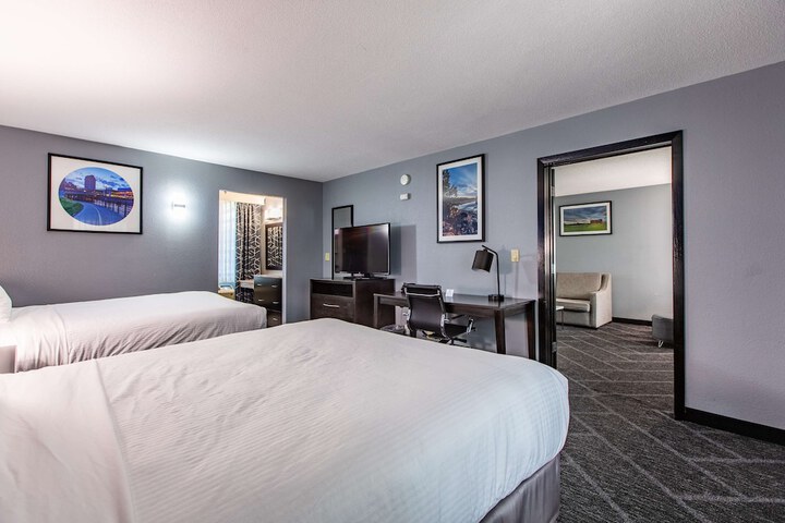 2 Queen Beds Executive Room Living Room Wet Bar Microwave and Refrigerator Bath and Shower Full Breakfast (16 of 34)