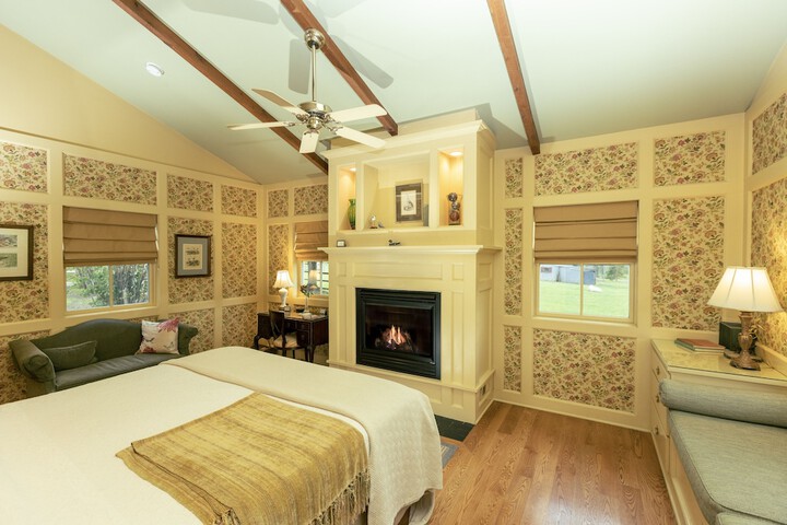 Room 32 of 76