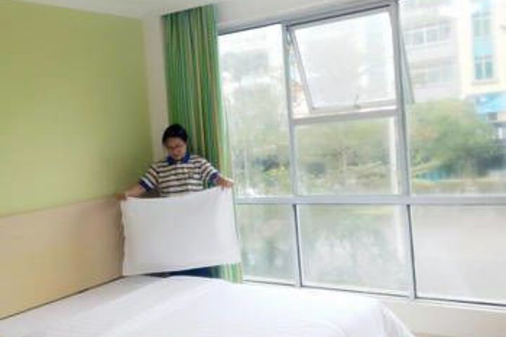 Room 4 of 9