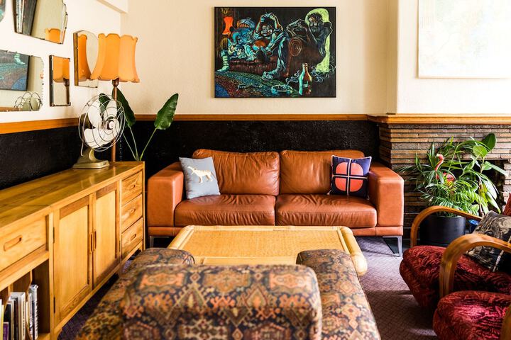 Lounge 45 of 59