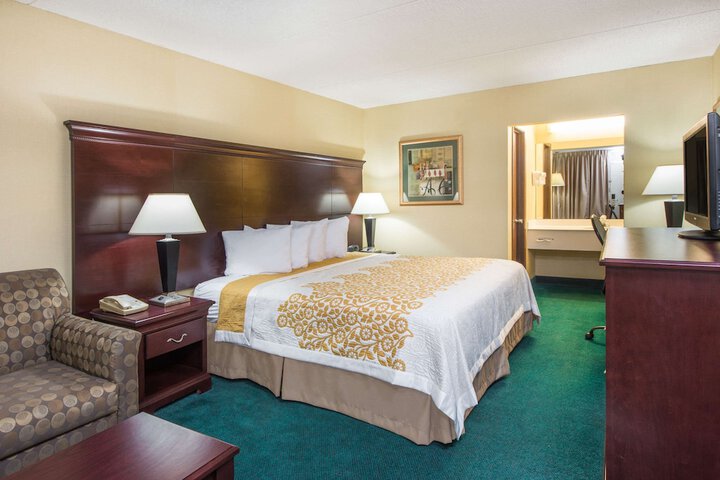 1 King Bed (2 of 4)