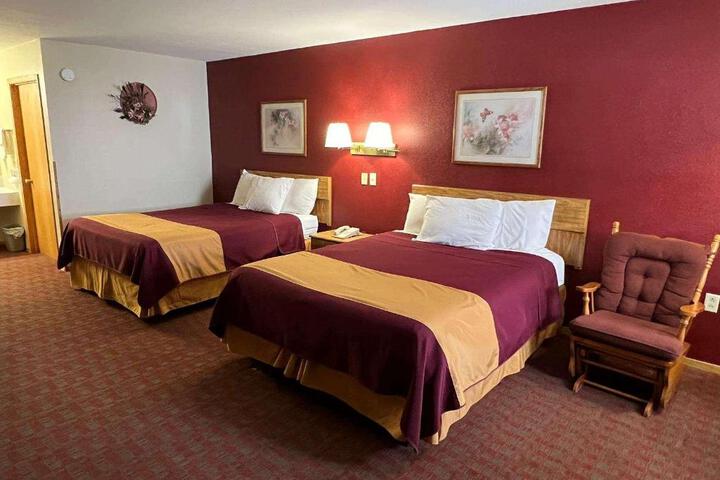 1 Queen Bed (1 of 12)
