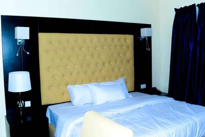 Room 6 of 16