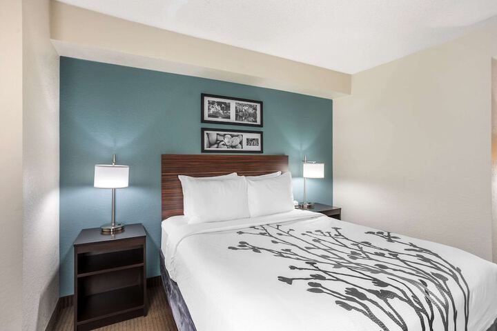 1 Queen Bed (7 of 14)