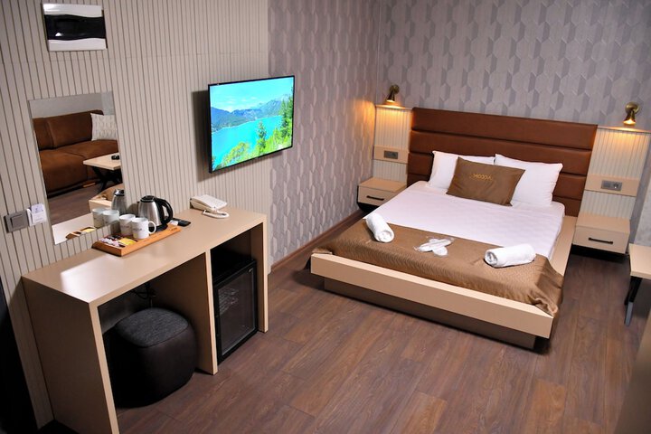 Room 9 of 18