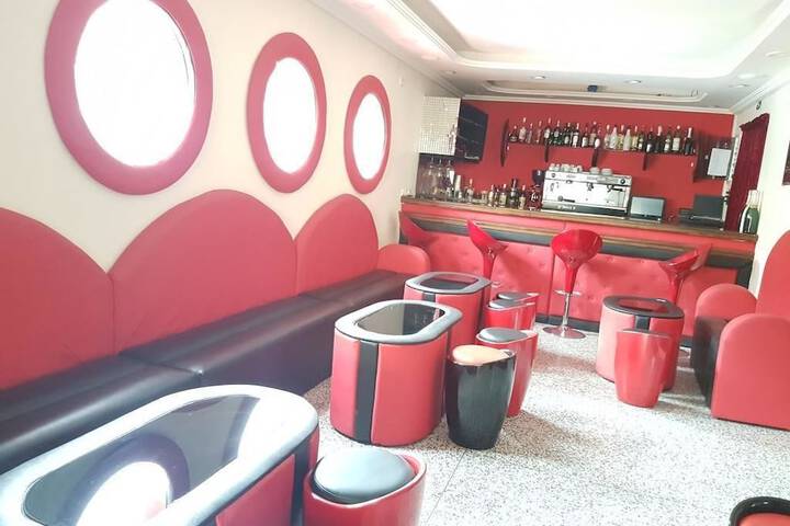 Lounge 25 of 40