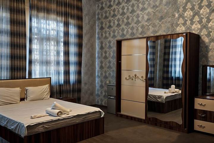 Room 6 of 9
