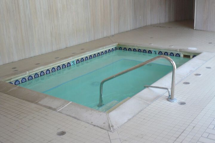 Indoor spa tub
