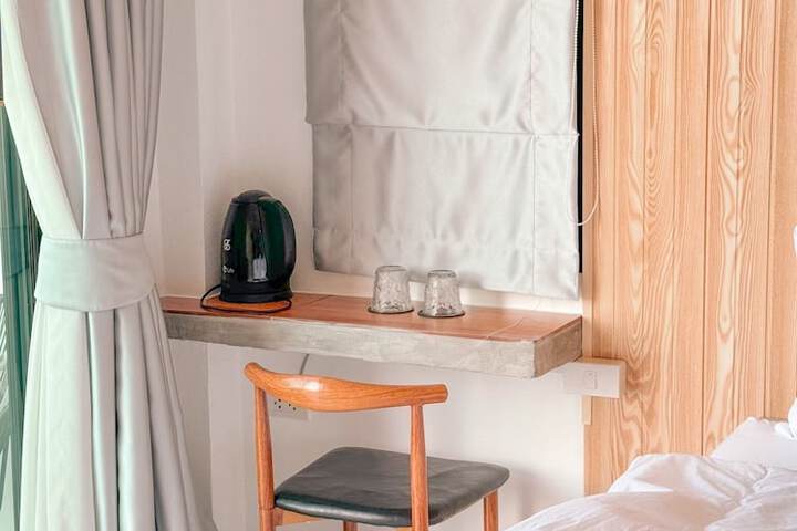 Room 10 of 32