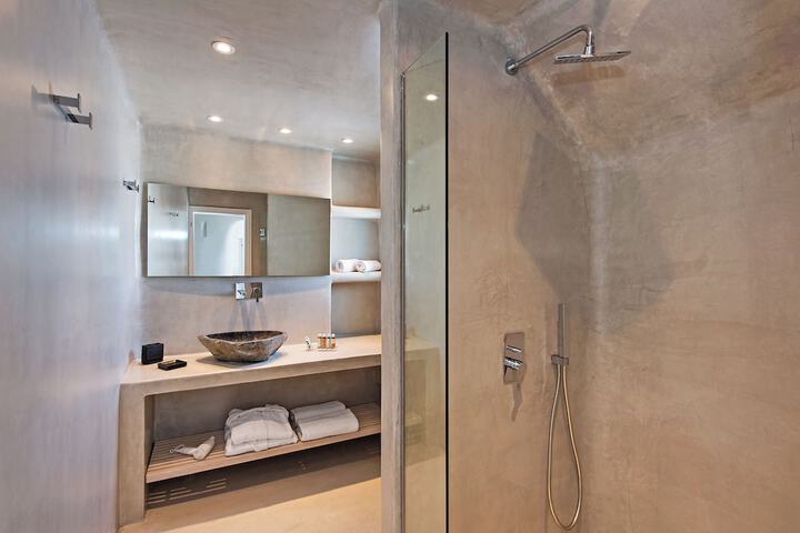 Room 100 of 158