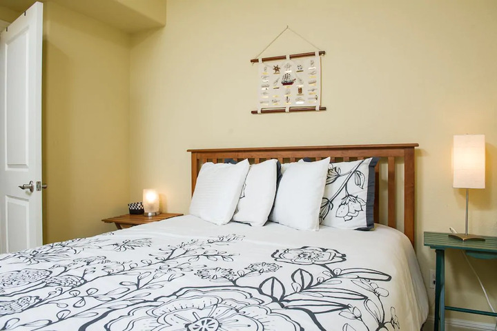Room 4 of 8