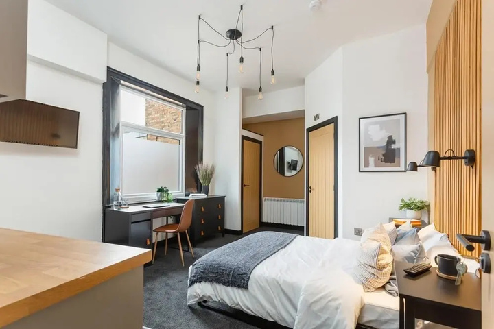 Room 4 of 8