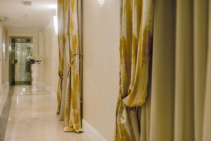 Ballroom/Hall 102 of 110