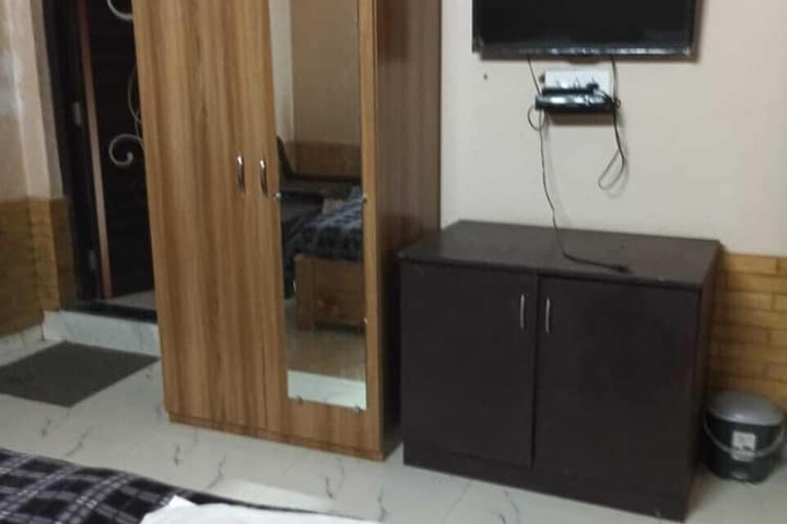 Room 4 of 8