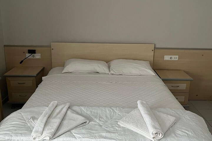Room 6 of 16