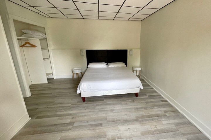 Room 10 of 18