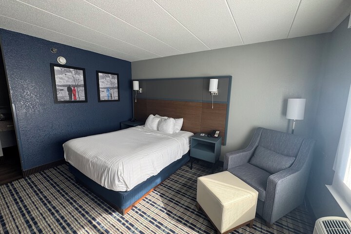 1 Queen Bed (11 of 11)
