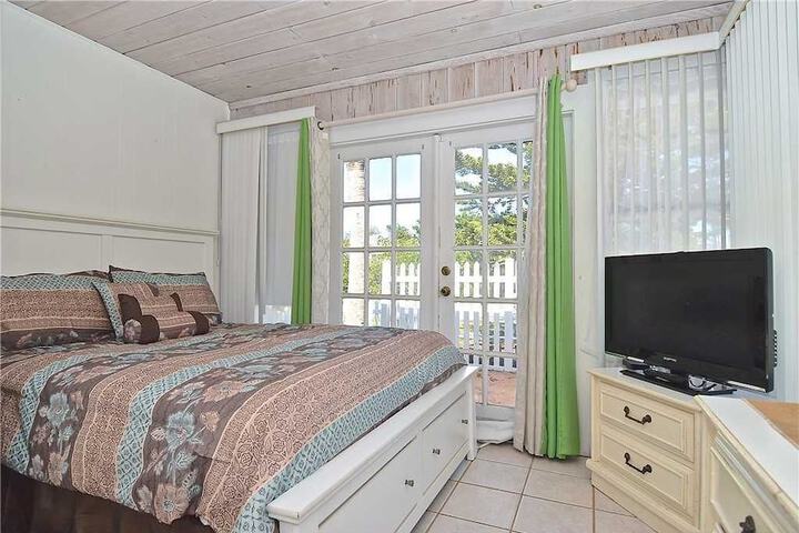 Siesta Shores B13 Pet Friendly in Sarasota, FL
